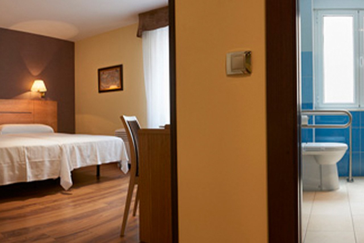 Habitacion adaptada baño hotel 40 nudos aviles asturias